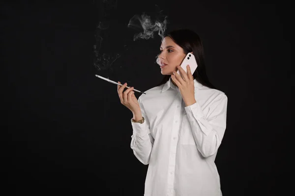 Mulher Usando Suporte Cigarro Longo Para Fumar Enquanto Fala Telefone — Fotografia de Stock