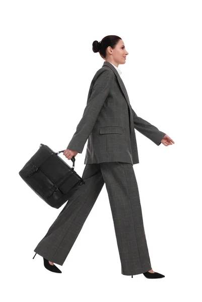 Mulher Negócios Bonita Terno Com Pasta Andando Sobre Fundo Branco — Fotografia de Stock