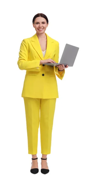 美しいですビジネス女性で黄色のスーツとともにラップトップ上の白い背景 — ストック写真