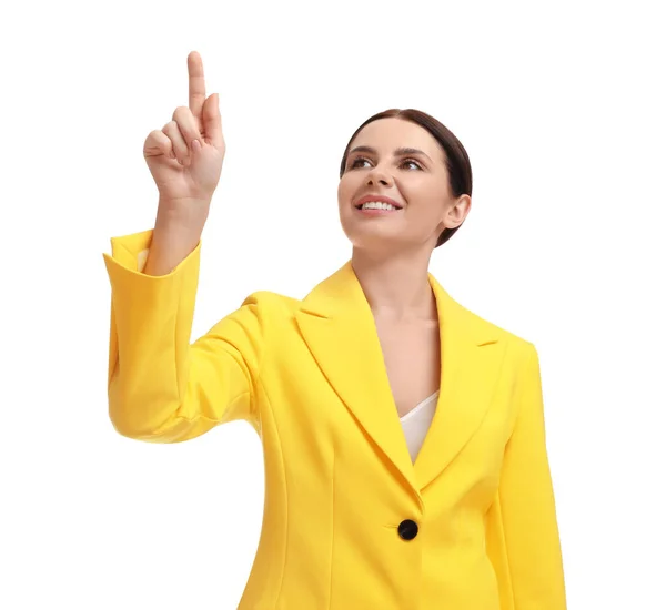 Krásná Podnikatelka Žlutém Obleku Ukazuje Něco Bílém Pozadí — Stock fotografie