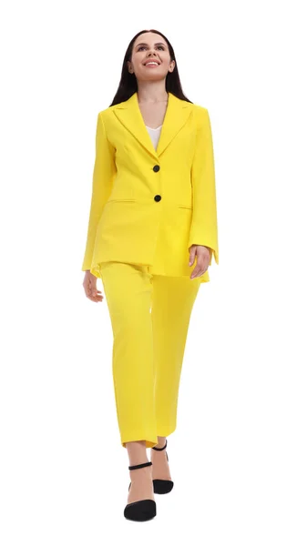 Piękna Bizneswoman Żółtym Garniturze Chodzenie Białym Tle Niski Kąt Widzenia — Zdjęcie stockowe