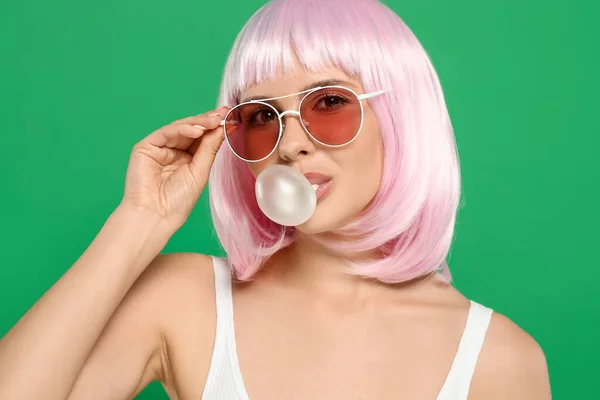 Krásná Žena Slunečních Brýlích Foukání Žvýkačky Zeleném Pozadí — Stock fotografie