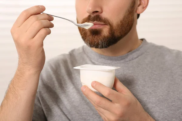 Man Äter Läcker Yoghurt Inomhus Närbild — Stockfoto