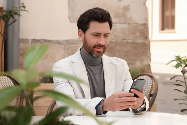 Bonito Homem Enviando Mensagem Smartphone Mesa Livre — Fotografia de Stock