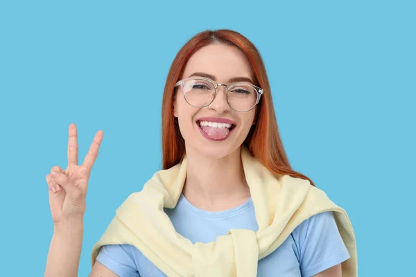 Szczęśliwa Kobieta Pokazuje Swój Język Sign Jasnoniebieskim Tle — Zdjęcie stockowe