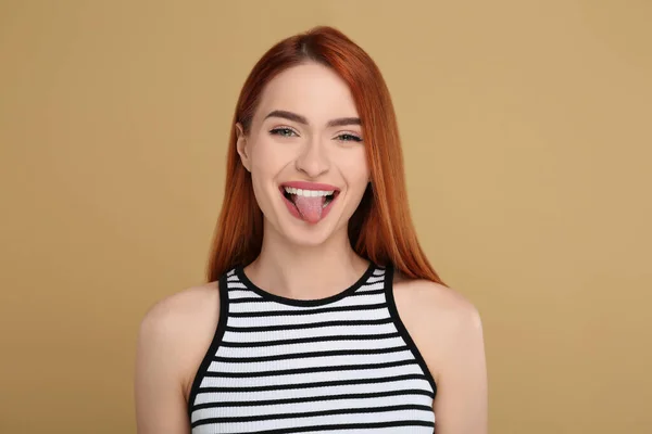 Glückliche Frau Zeigt Ihre Zunge Auf Beigem Hintergrund — Stockfoto
