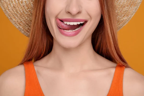 Ευτυχισμένη Γυναίκα Που Δείχνει Γλώσσα Της Πορτοκαλί Φόντο Κοντινό Πλάνο — Φωτογραφία Αρχείου