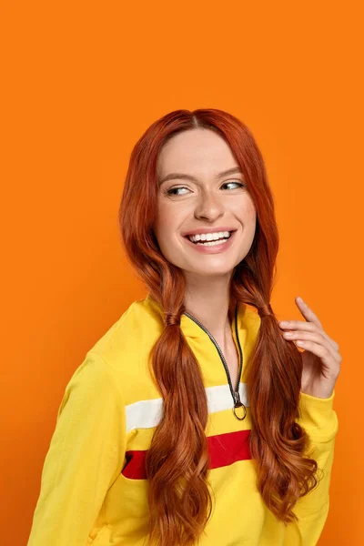 Portret Uśmiechniętej Pięknej Kobiety Pomarańczowym Tle — Zdjęcie stockowe