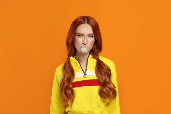 Porträtt Vacker Kvinna Blåser Tuggummi Orange Bakgrund — Stockfoto