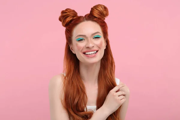 Porträtt Lycklig Kvinna Med Ljusa Makeup Rosa Bakgrund — Stockfoto
