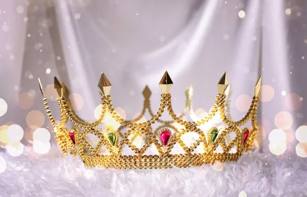 Schöne Goldene Krone Mit Edelsteinen Auf Weißem Flauschigem Tuch Bokeh — Stockfoto