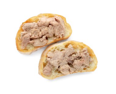 Morina ciğerli lezzetli sandviçler beyaza izole edilmiş, üst manzara.