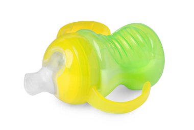 Beyaz arka planda süt olan bir beslenme şişesi