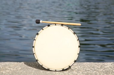 Denize yakın bir yerde davul ve but. Perküsyon müzik aleti