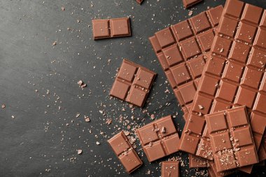 Gri masadaki lezzetli çikolata parçaları, düz yatıyordu. Metin için boşluk