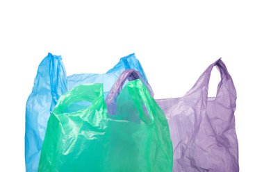 Beyaz arka planda birçok farklı plastik torbalar