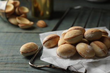 Yeni pişirilmiş ev yapımı ceviz şeklinde kurabiyeler, yakın plan. Metin için boşluk