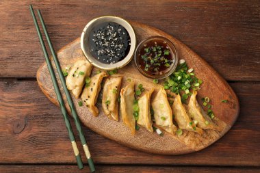 Lezzetli gyoza (Asya hamur tatlısı) ahşap masada servis edilir.