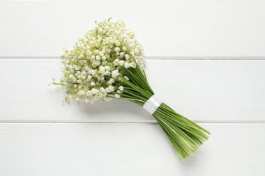 Vadinin güzel zambağı beyaz ahşap masanın üstünde, üst manzara