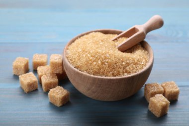 Açık mavi ahşap masa üzerinde farklı kahverengi şeker türleri