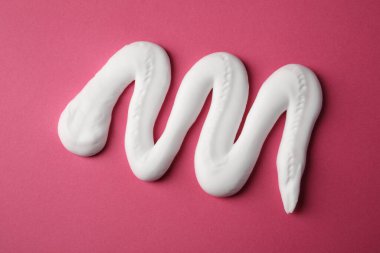 Pembe arka planda tıraş köpüğü örneği, üst görünüm