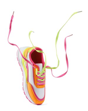 Beyaz tenli şık bir spor ayakkabı.