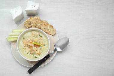 Beyaz ahşap masada servis edilen nefis kereviz çorbası. Metin için boşluk