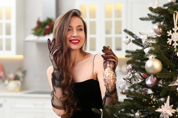 Evdeki Noel Ağacında Asılı Duran Güzel Genç Bir Kadın — Stok fotoğraf