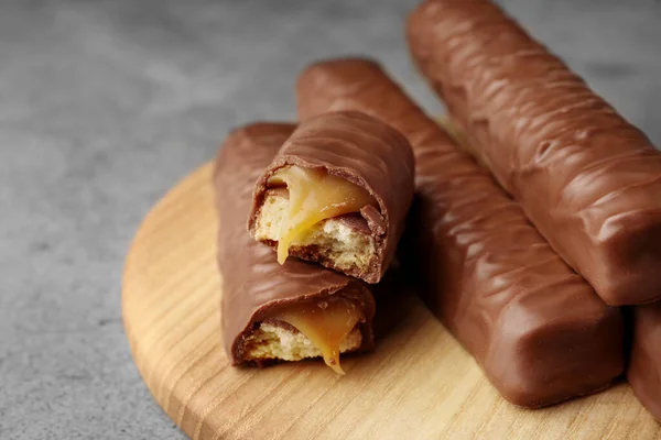 Söta Välsmakande Chokladkakor Med Karamell Grått Bord Närbild — Stockfoto