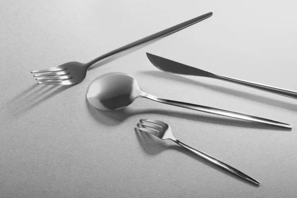 刀和勺子 灰色背景 别致的餐具套装 — 图库照片
