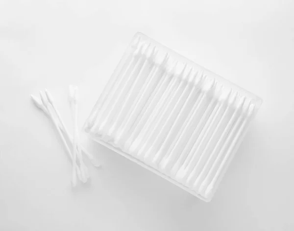 Plastik Kabın Içindeki Pamuk Tomurcukları Beyaz Üst Görünümde Izole — Stok fotoğraf