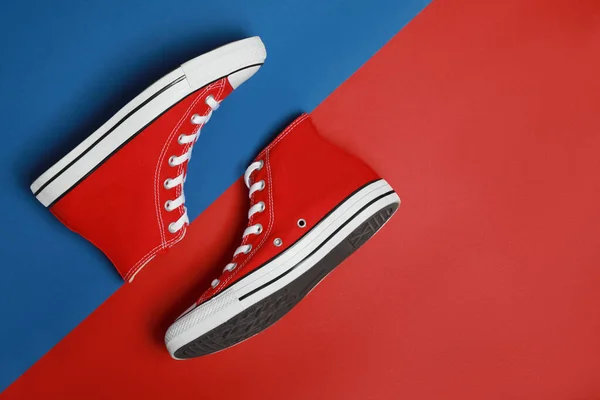 Renkli Arka Planda Bir Çift Yeni Şık Kırmızı Spor Ayakkabısı — Stok fotoğraf