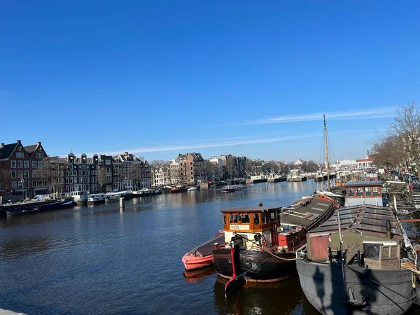 Άμστερνταμ Ολλανδία Μαρτίου 2023 Γραφική Θέα Του Αναχώματος Του Ποταμού — Φωτογραφία Αρχείου