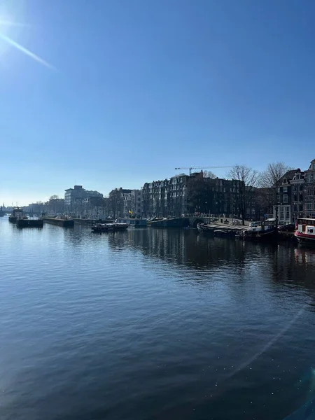 Амстердам Нідерланди Березня 2023 Мальовничий Краєвид Береги Річки Пришвартованими Човнами — стокове фото