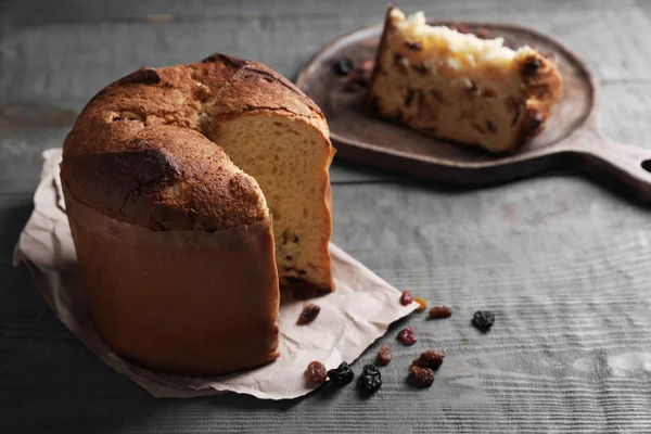 Heerlijk Gesneden Panettone Cake Met Rozijnen Grijze Houten Tafel Ruimte — Stockfoto