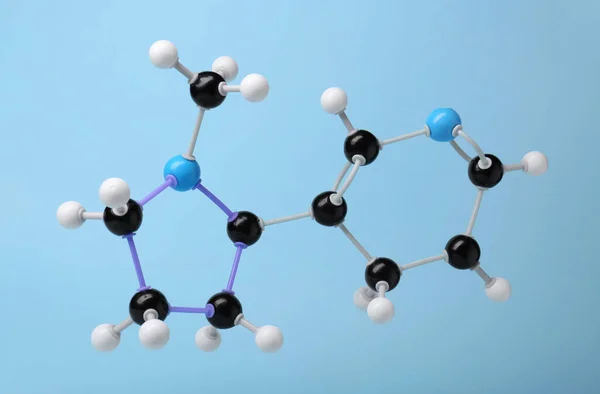 淡蓝色背景上的尼古丁分子 化学模型 — 图库照片
