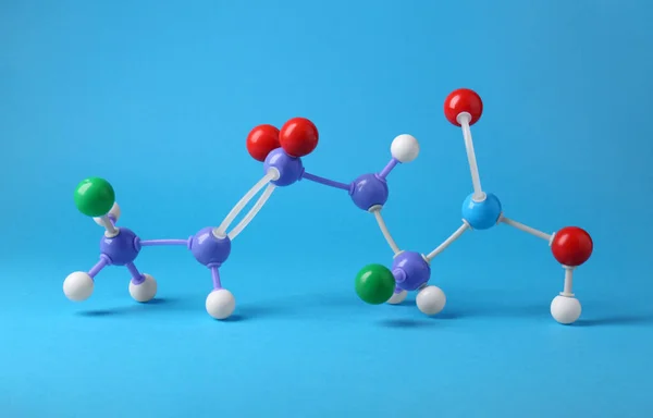 浅蓝色背景上的分子结构 化学模型 — 图库照片