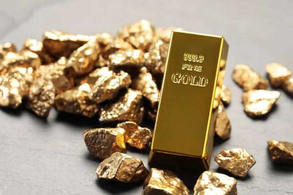 Gouden Ingot Goudklompjes Grijze Tafel — Stockfoto