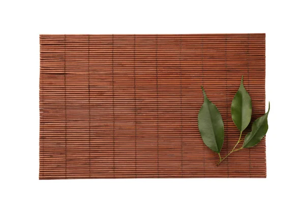 Sushi Matte Aus Bambus Und Blättern Auf Weißem Hintergrund Ansicht — Stockfoto