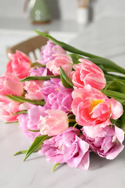 Красивый Букет Разноцветных Цветов Тюльпана Белом Столе Помещении — стоковое фото