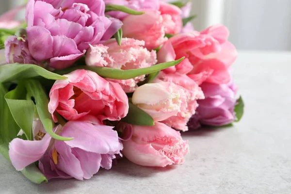 Vacker Bukett Färgglada Tulpan Blommor Ljusgrå Bord Närbild — Stockfoto