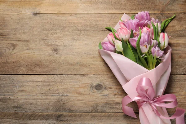 Bellissimo Bouquet Fiori Tulipano Colorati Tavolo Legno Vista Dall Alto — Foto Stock