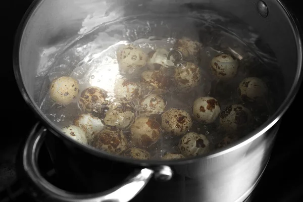 Μαγειρεύοντας Αυγά Ορτυκιού Στην Κατσαρόλα Ηλεκτρική Κουζίνα Closeup — Φωτογραφία Αρχείου