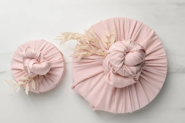 Technique Furoshiki Cadeaux Emballés Tissu Rose Branches Séchées Sur Table — Photo