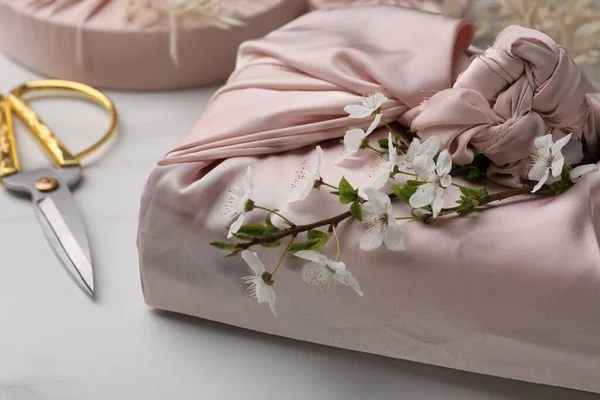 Técnica Furoshiki Presente Embalado Tecido Rosa Belas Flores Tesouras Mesa — Fotografia de Stock