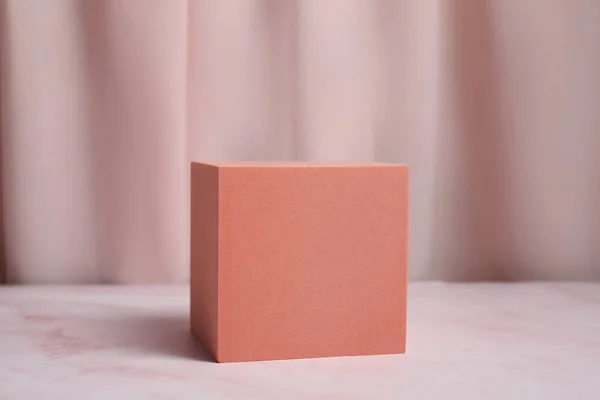 Figura Geométrica Naranja Sobre Mesa Mármol Rosa Presentación Elegante Para —  Fotos de Stock