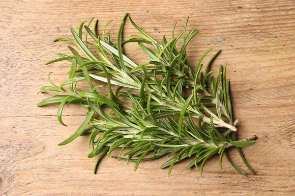 Fresh Green Rosemary Wooden Table Top View — Stock Photo, Image