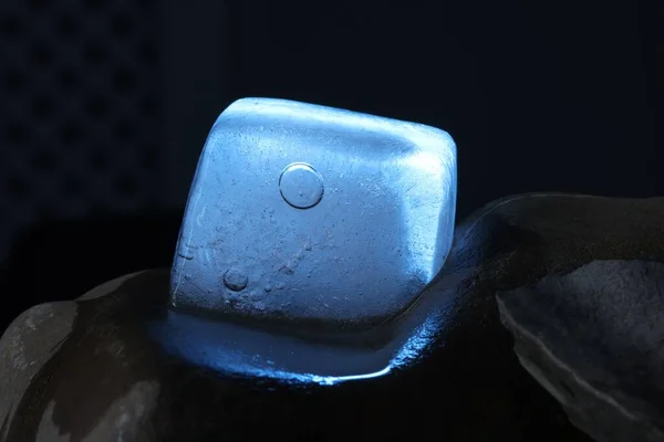 Křišťálově Čistá Kostka Ledu Kameni Tmavém Pozadí Detailní Záběr Efekt — Stock fotografie