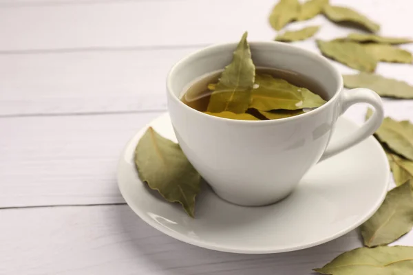 Beyaz Ahşap Masanın Üzerinde Koyu Yapraklı Taze Demlenmiş Çay Yakın — Stok fotoğraf