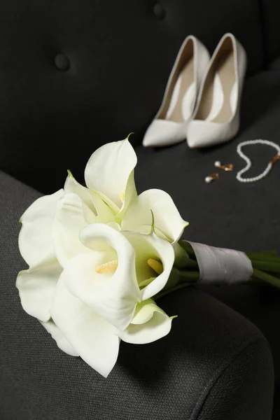 Krásná Calla Lilie Květiny Svázané Stuhou Boty Šperky Pohovce — Stock fotografie